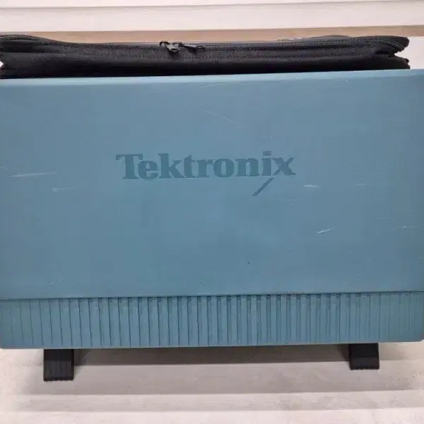 Tektronix TLA5202B Logic Analyzer 로직 분석기