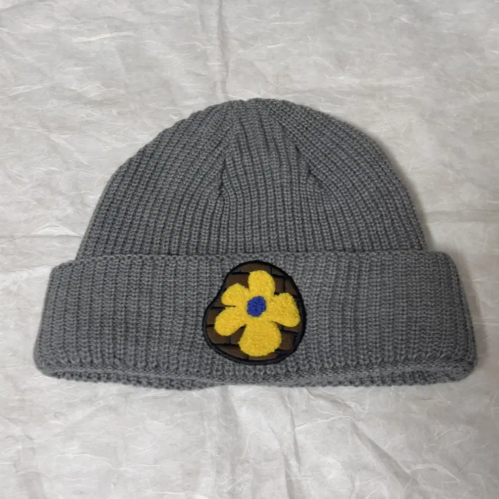 미수아바흐브 브릭 EMBLEM KNIT HAT 그레이