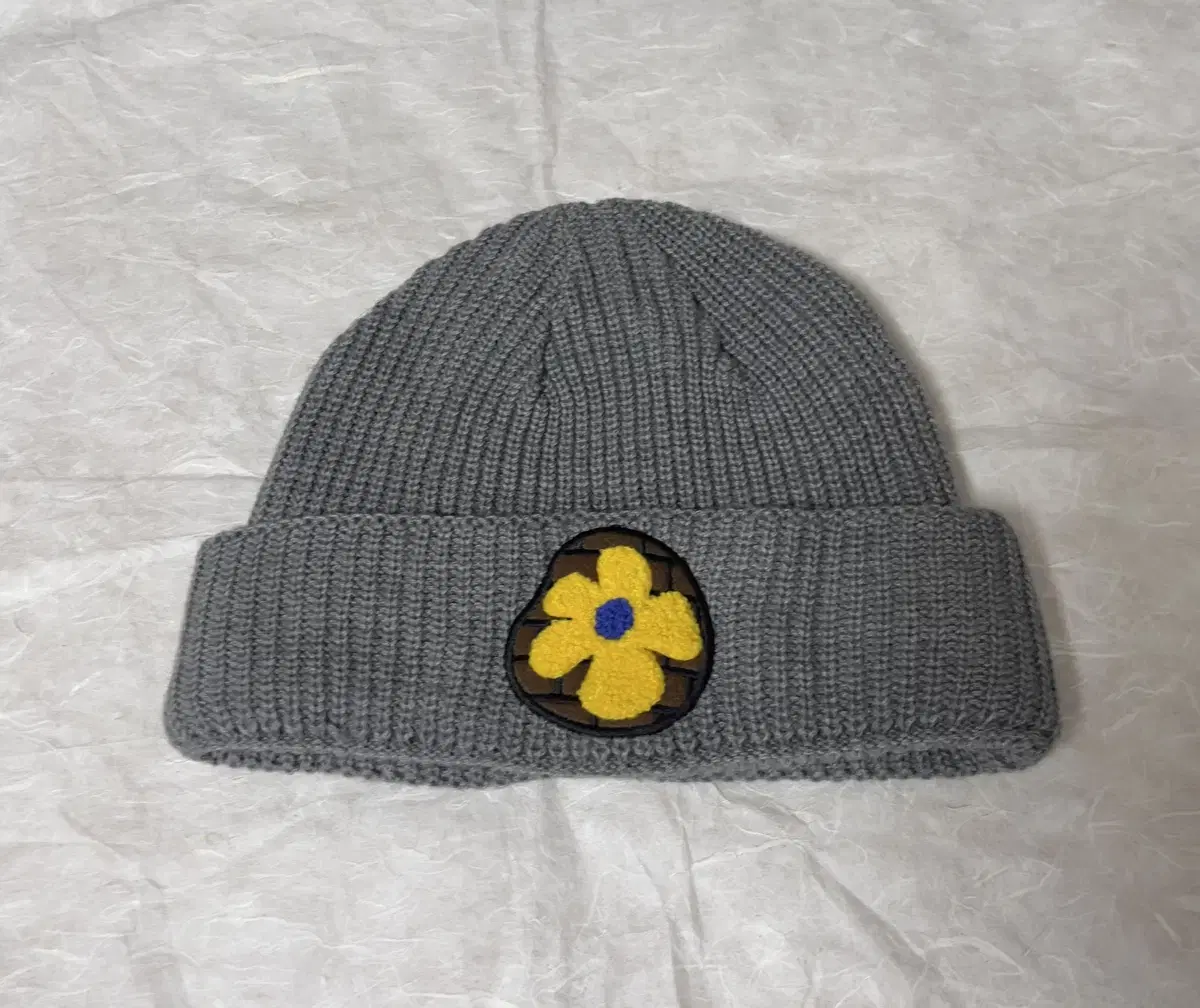 미수아바흐브 브릭 EMBLEM KNIT HAT 그레이