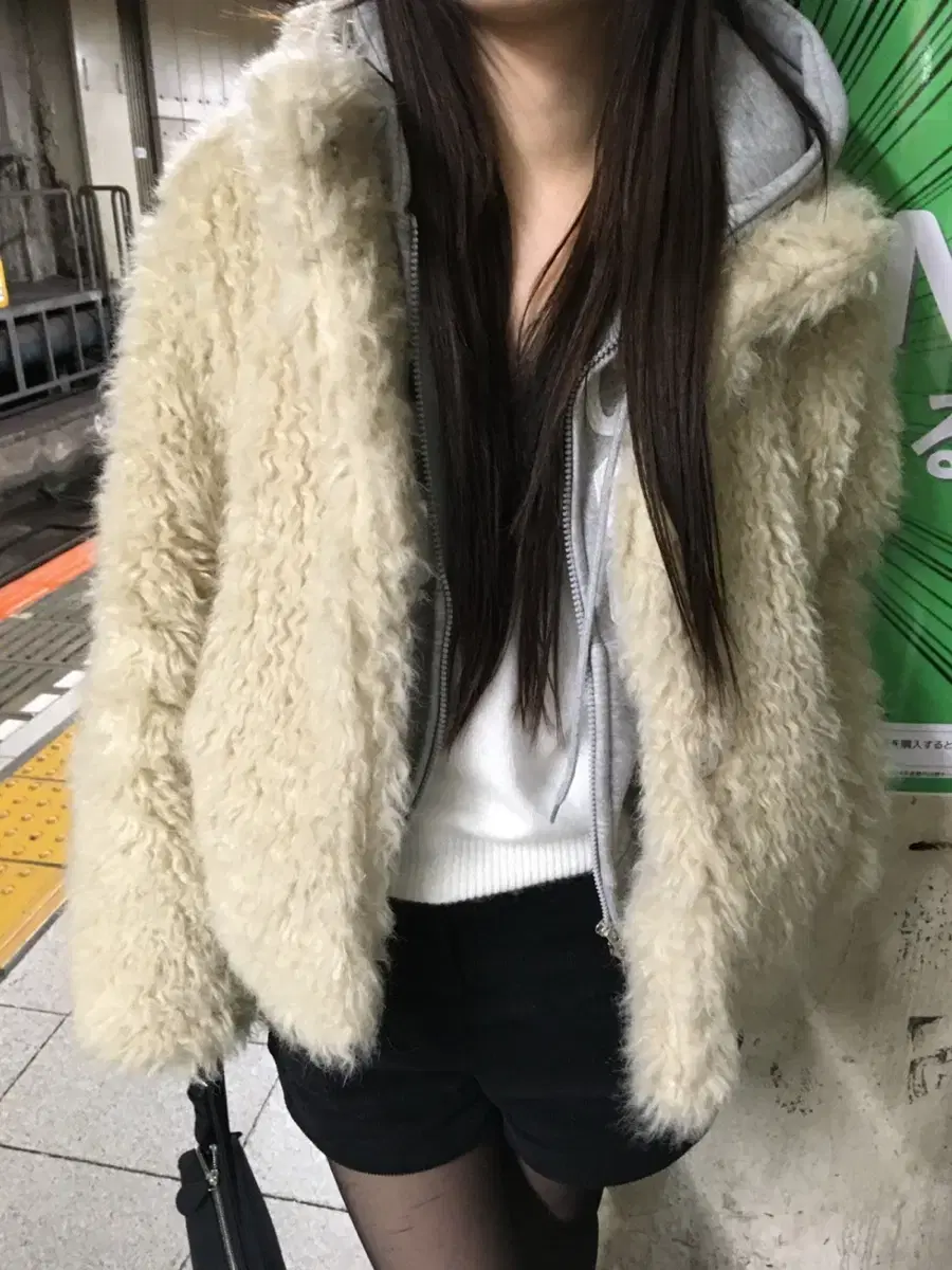 (오늘만) 아워캐비넷 시드 하이넥 퍼자켓 seed fur jacket