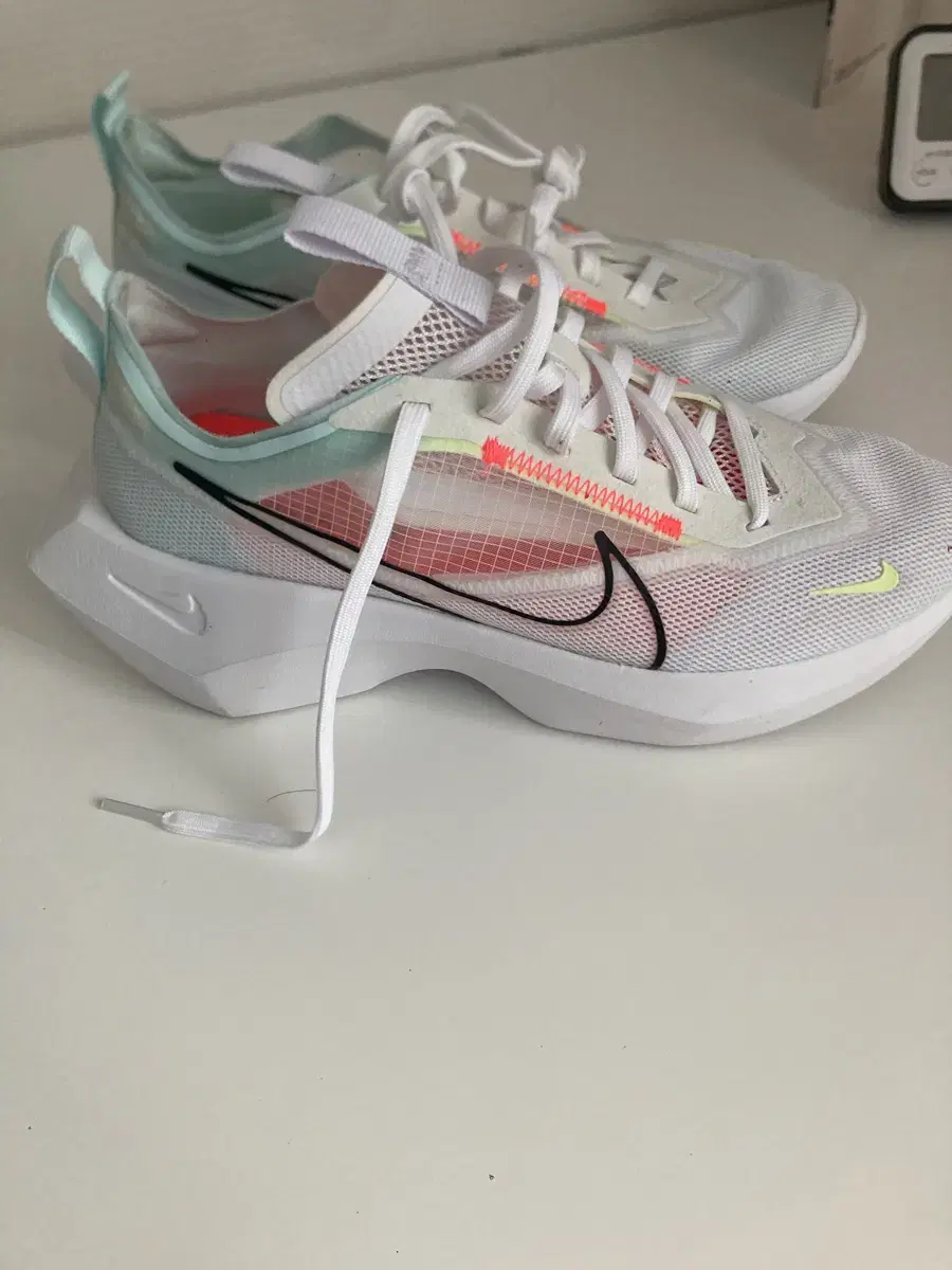 (W) Nike Vista Lite White Bright Crimson