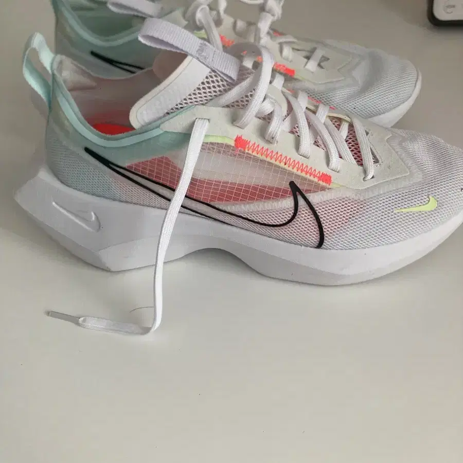 (W) Nike Vista Lite White Bright Crimson