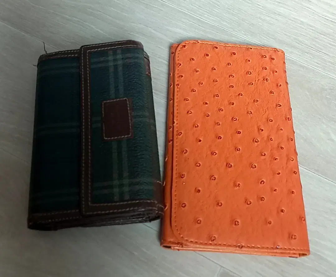 Two wallets for women (BEANPOLE. Designer Park Yoon-soo)