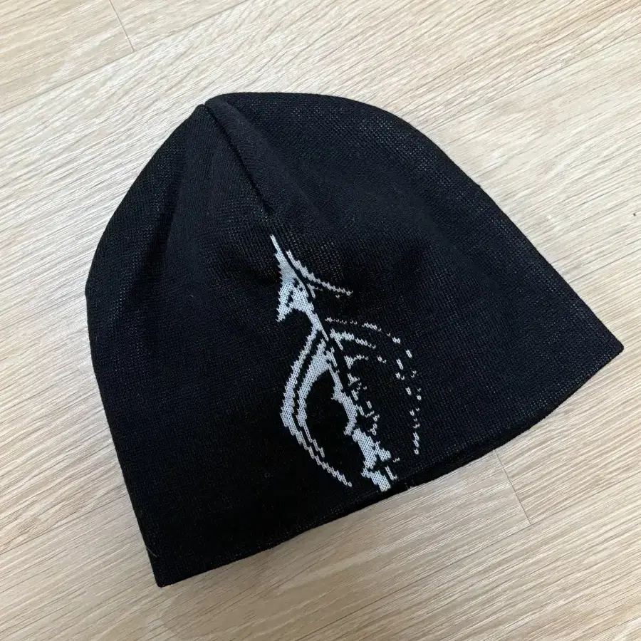 떠그클럽 Iron spear pin beanie