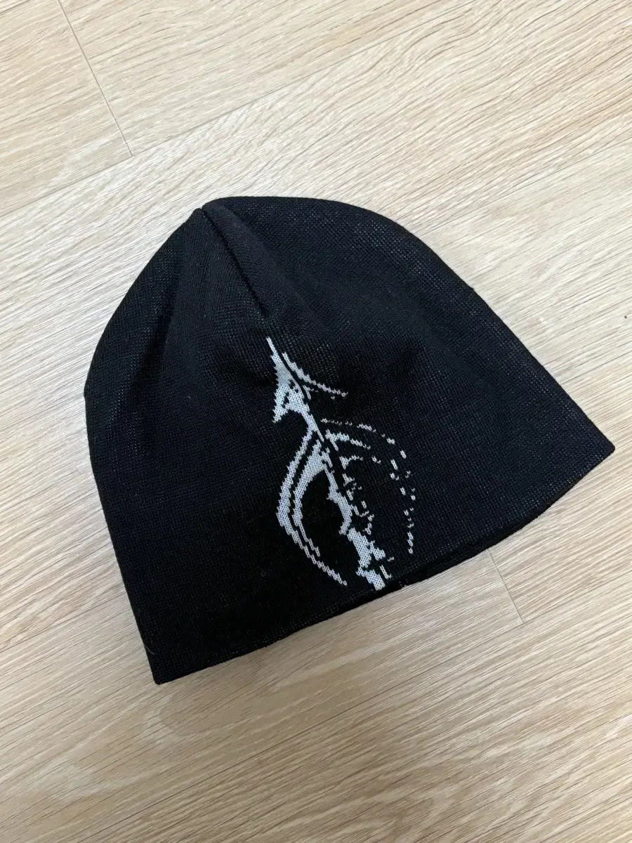 떠그클럽 Iron spear pin beanie