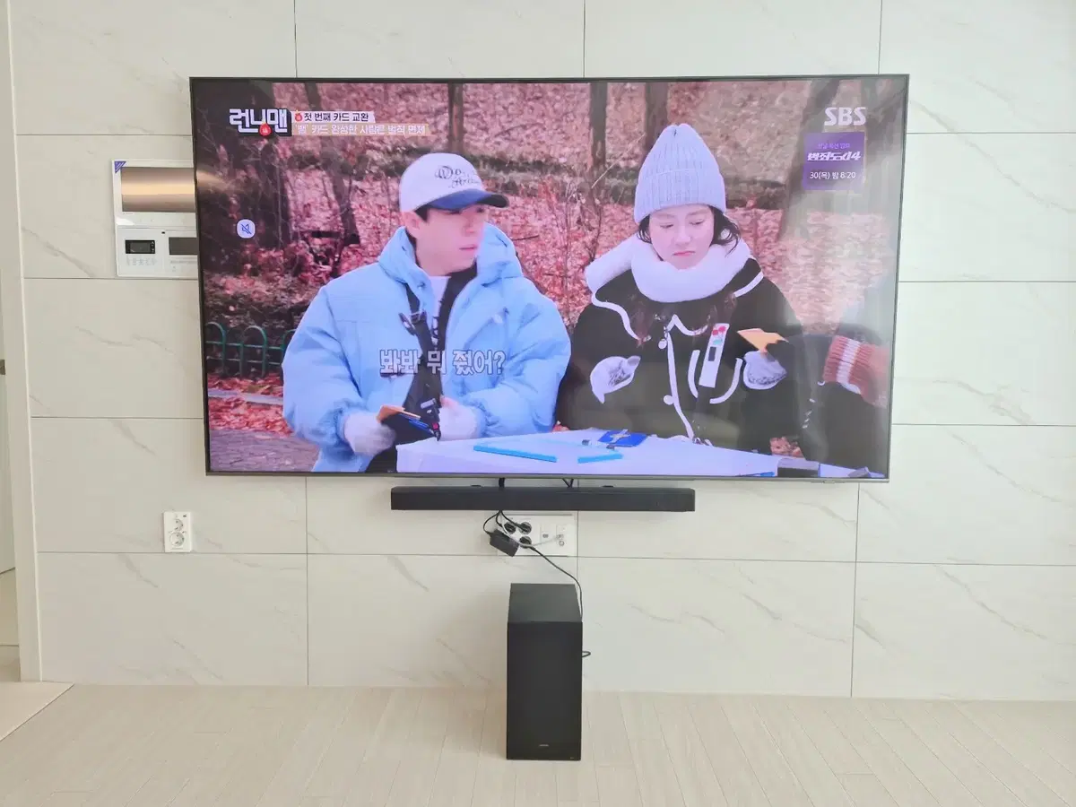 삼성 QLED 85인치 벽걸이형 TV팝니다.