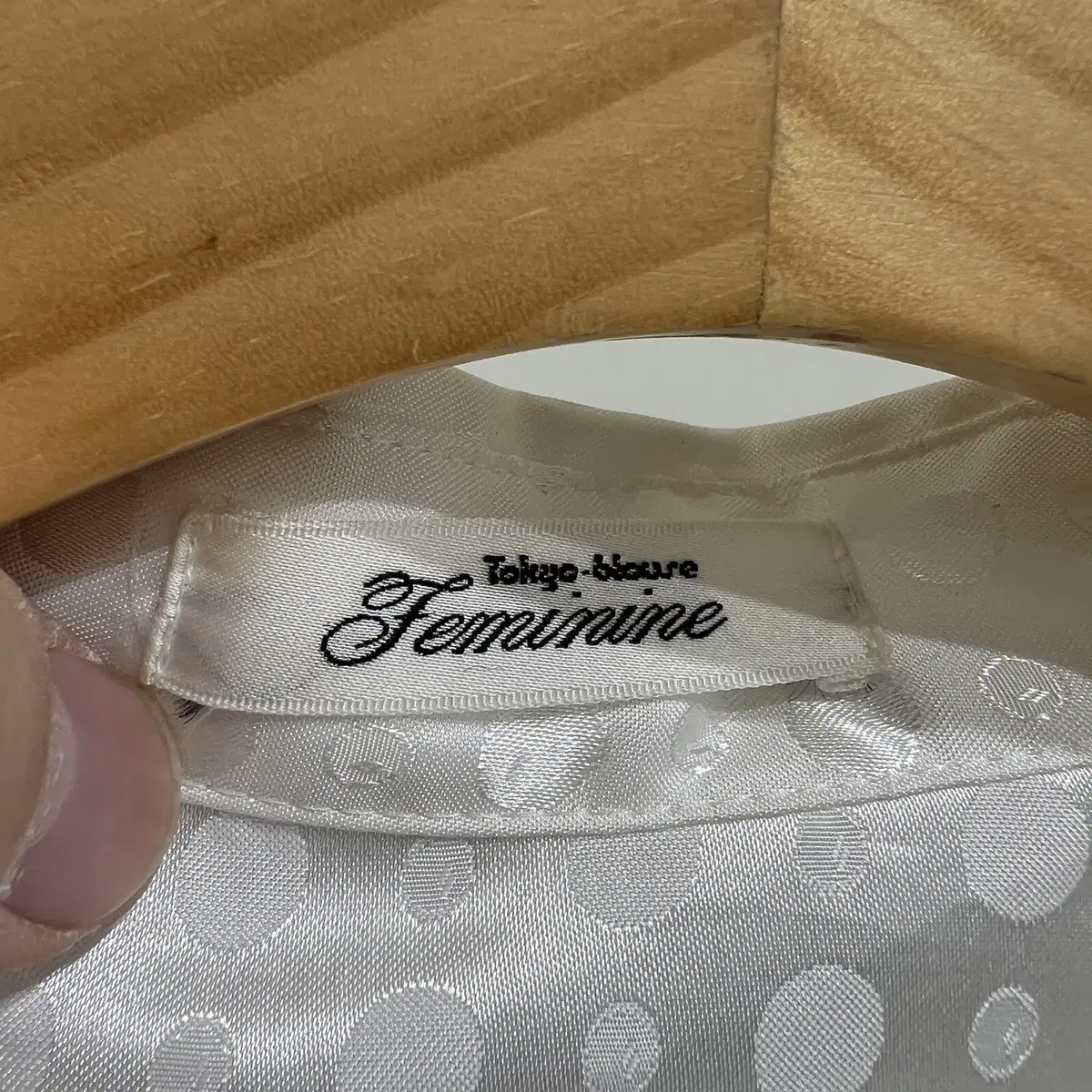 FEMUININE 화이트 도트 블라우스 (Made in Japan)