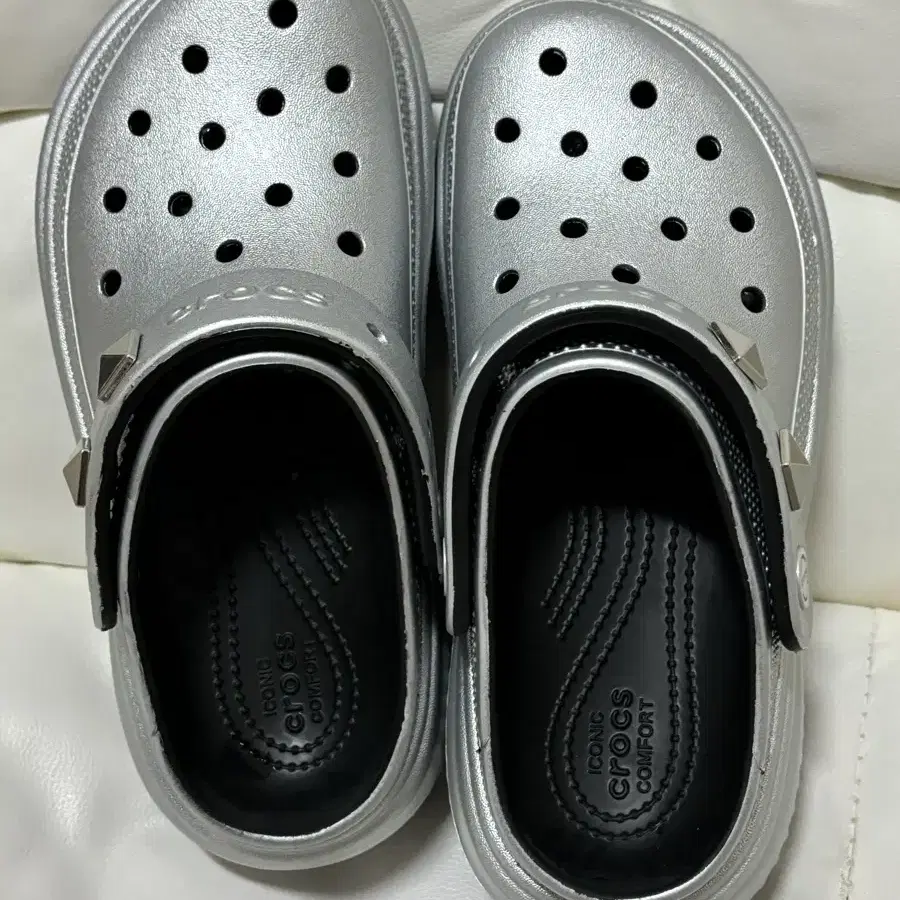 크록스 CROCS 스톰프 메탈릭 클로그 (새상품)