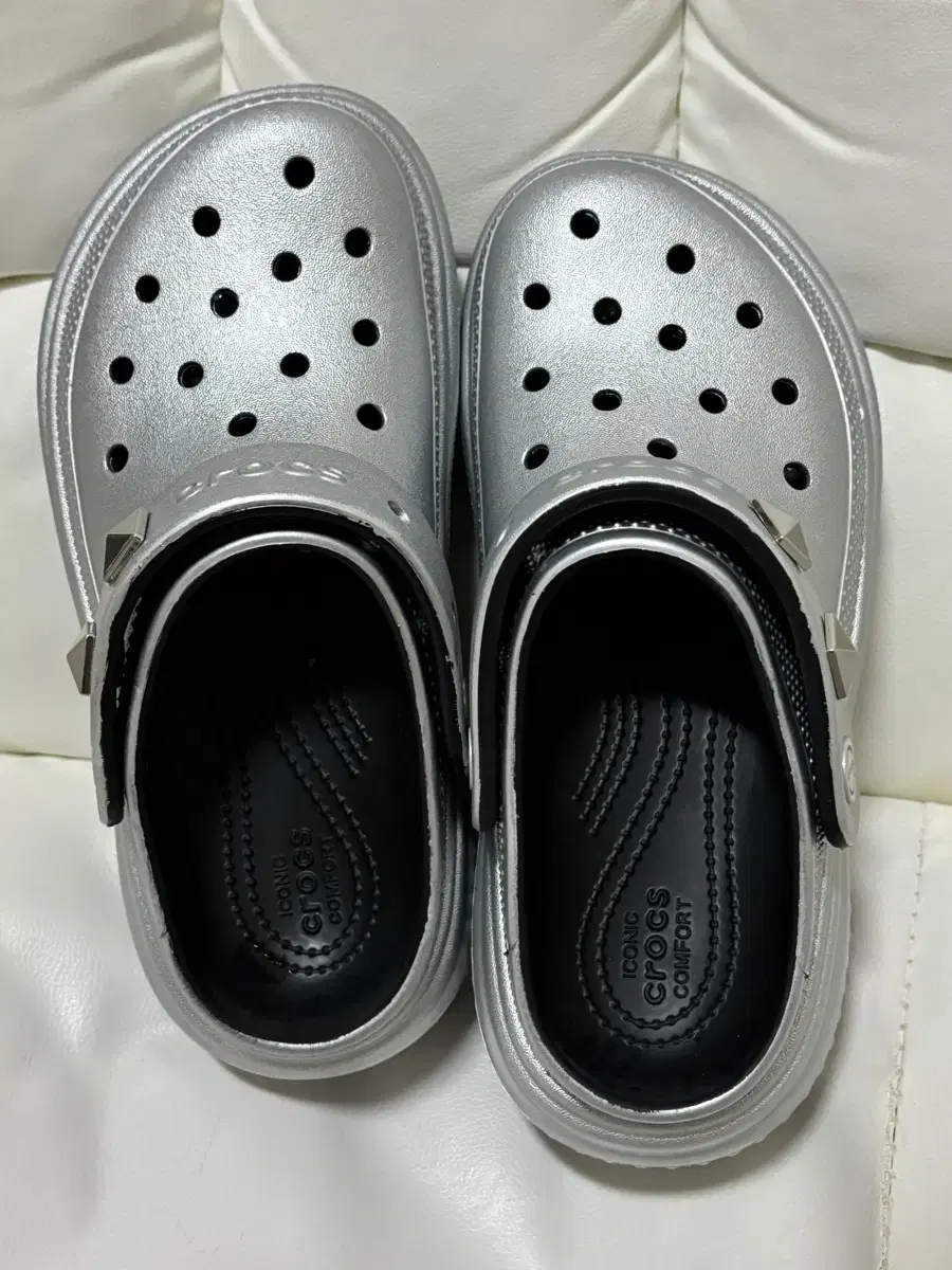 크록스 CROCS 스톰프 메탈릭 클로그 (새상품)