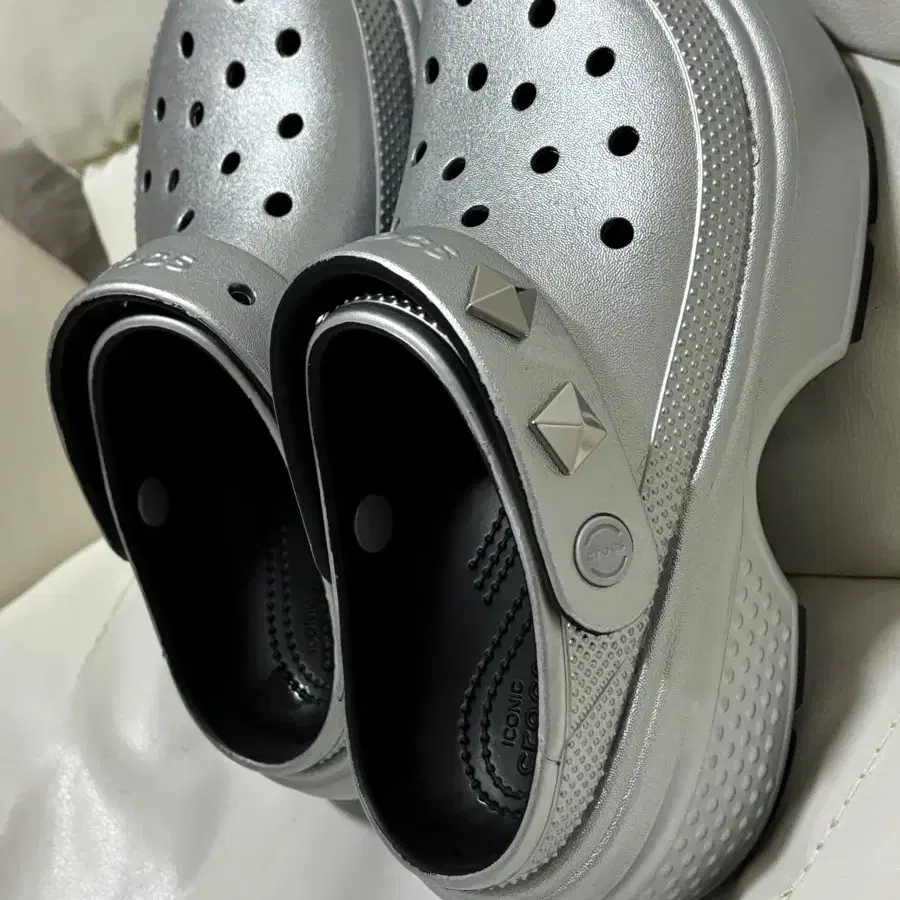 크록스 CROCS 스톰프 메탈릭 클로그 (새상품)