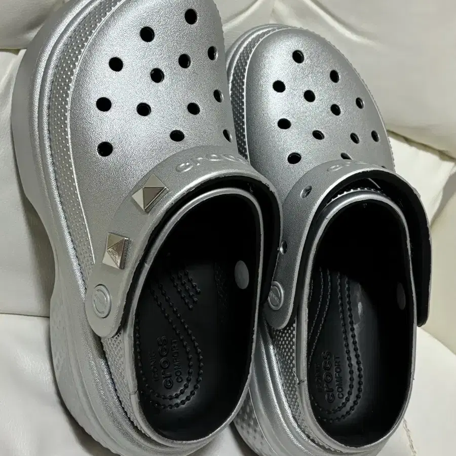 크록스 CROCS 스톰프 메탈릭 클로그 (새상품)