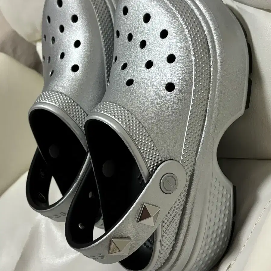 크록스 CROCS 스톰프 메탈릭 클로그 (새상품)