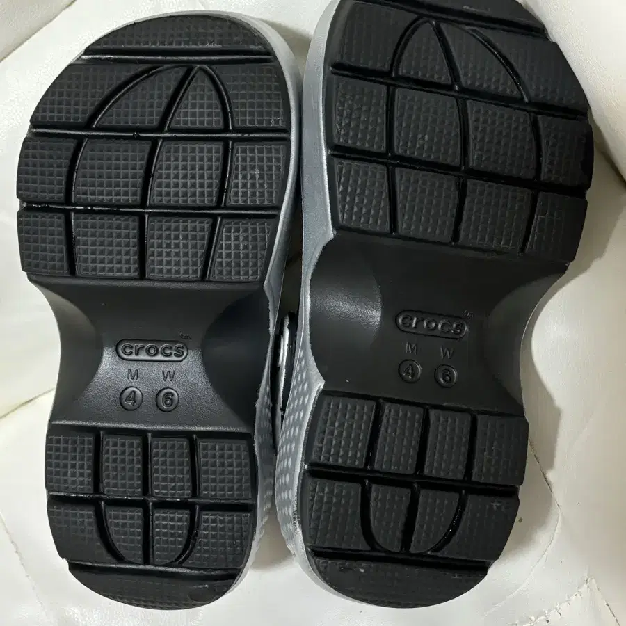 크록스 CROCS 스톰프 메탈릭 클로그 (새상품)