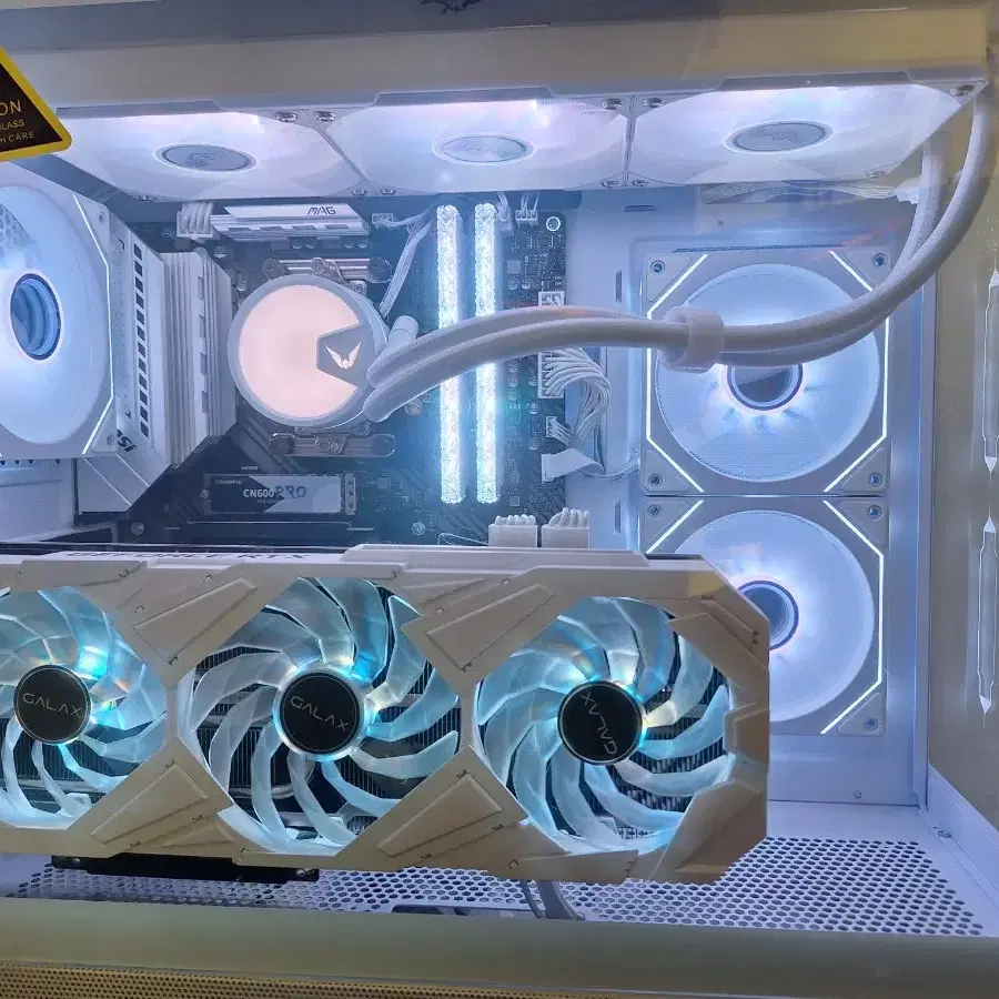 라이젠 5700x3d + 3070ti 화이트 컴퓨터 팝니다