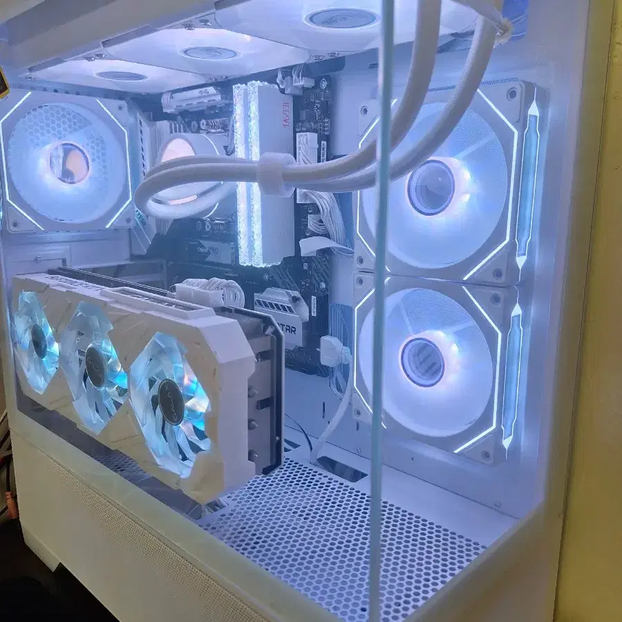 라이젠 5700x3d + 3070ti 화이트 컴퓨터 팝니다