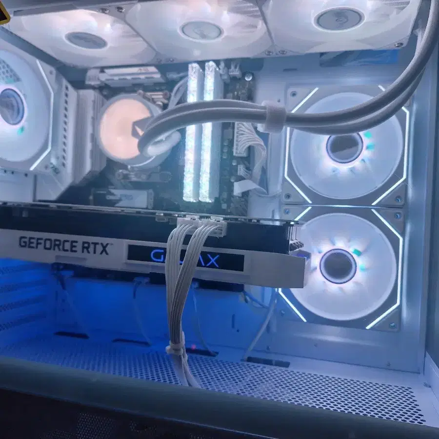 라이젠 5700x3d + 3070ti 화이트 컴퓨터 팝니다