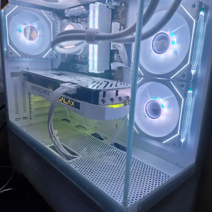 라이젠 5700x3d + 3070ti 화이트 컴퓨터 팝니다