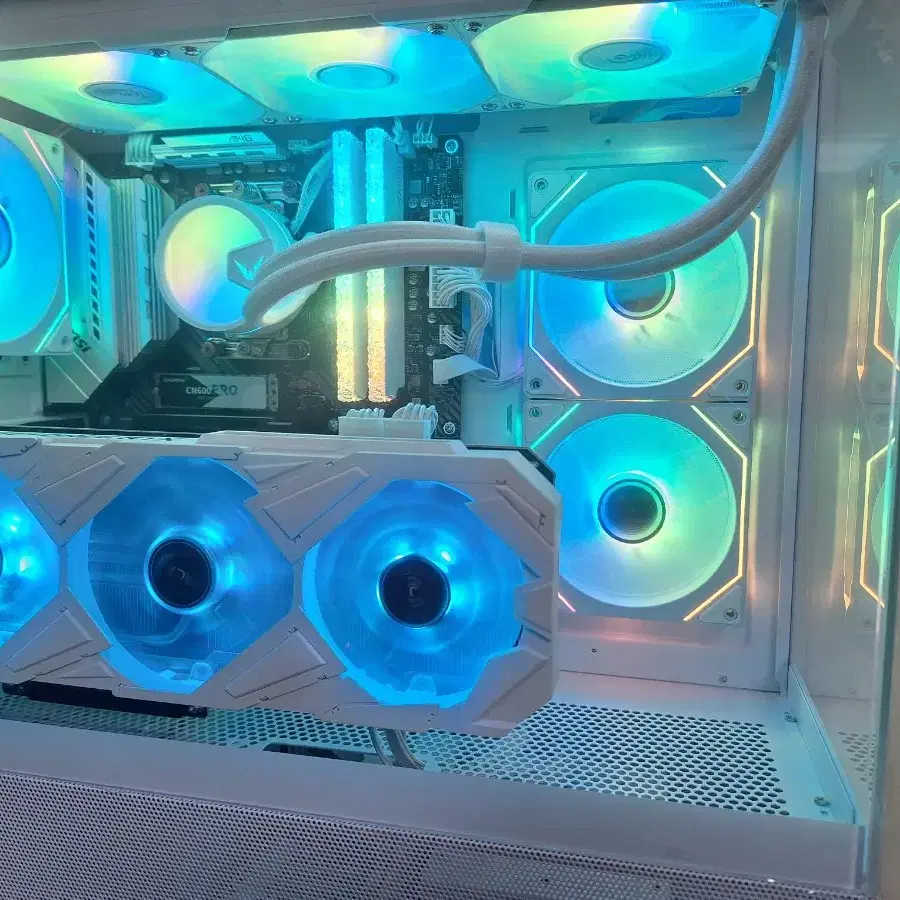 라이젠 5700x3d + 3070ti 화이트 컴퓨터 팝니다