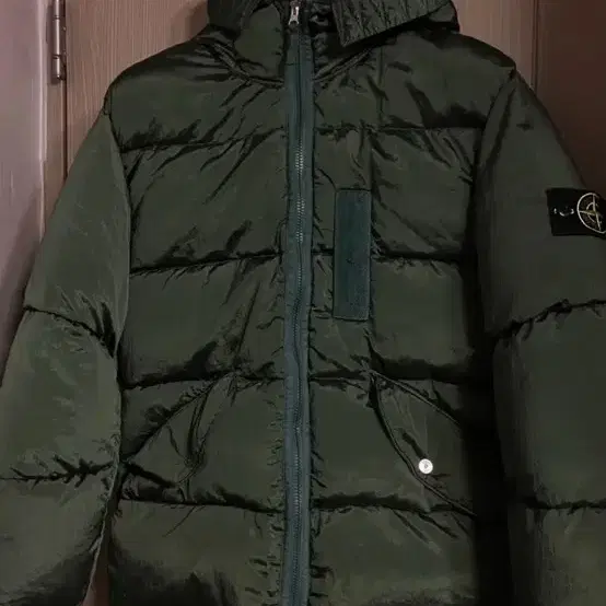 스톤아일랜드 나일론 메탈 다운 자켓 Olive green 22fw 국내판