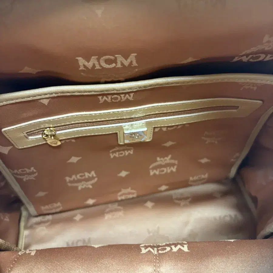 MCM 백팩 (스터드 스타크 라지 백팩)