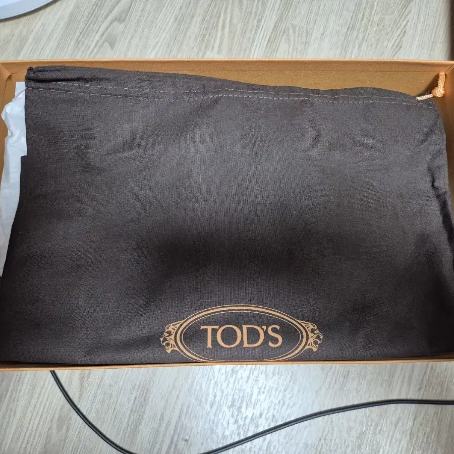 토즈(TODS) 검흰 스니커즈 팝니다.