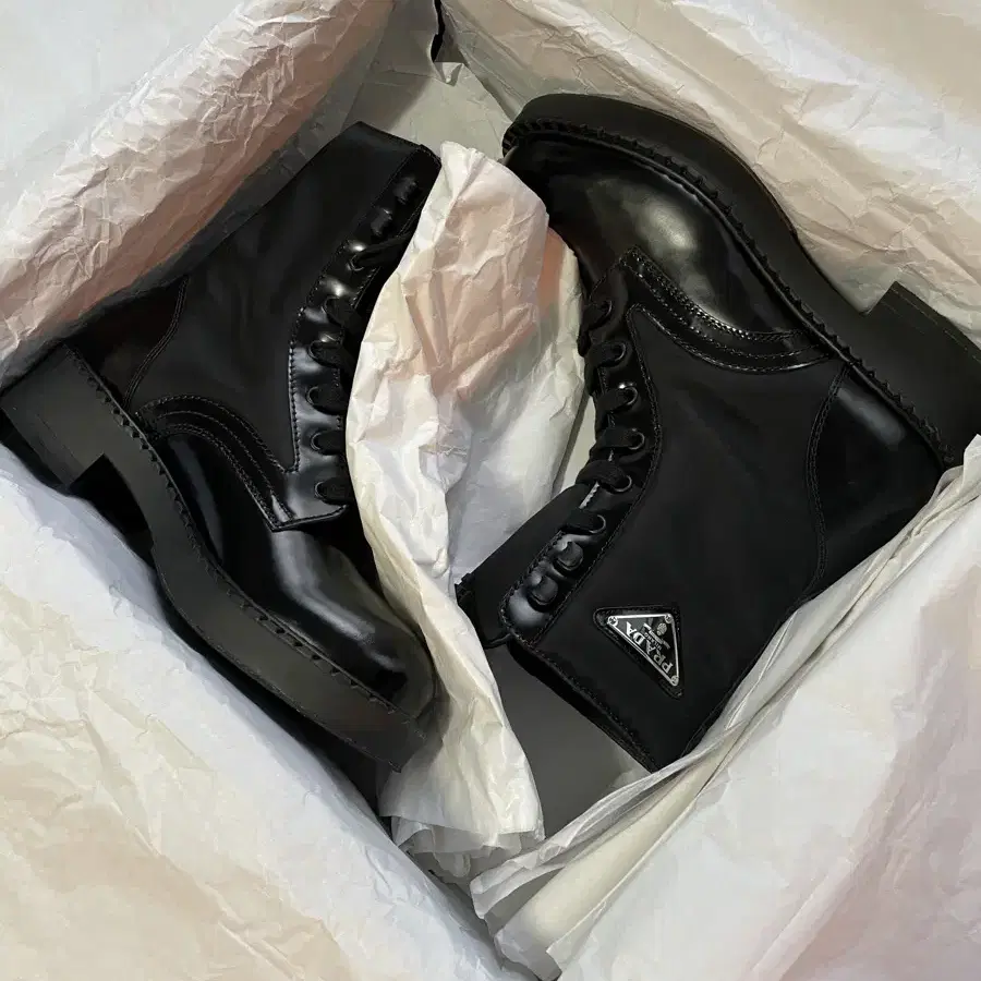 프라다 컴뱃 부츠 / Prada Combat Boots