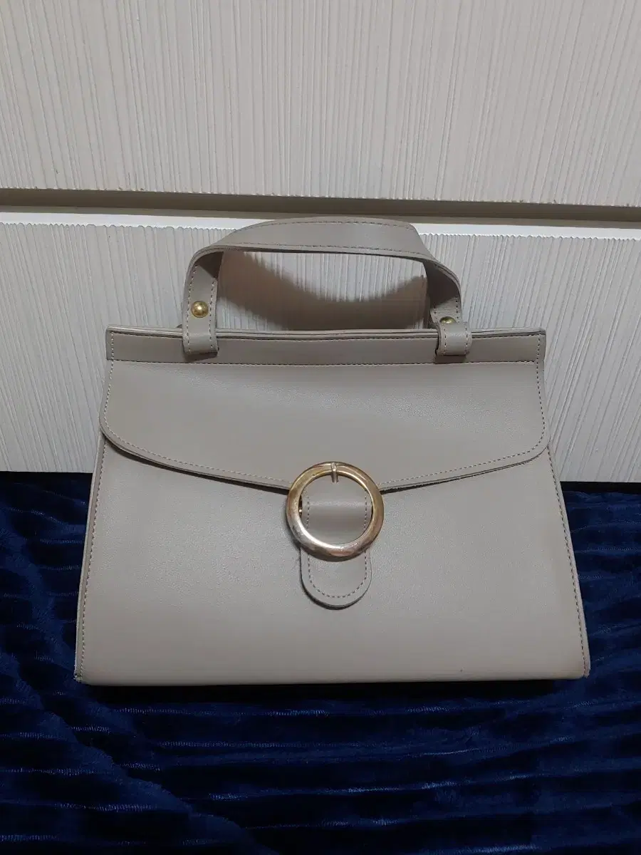 Gray tote bag