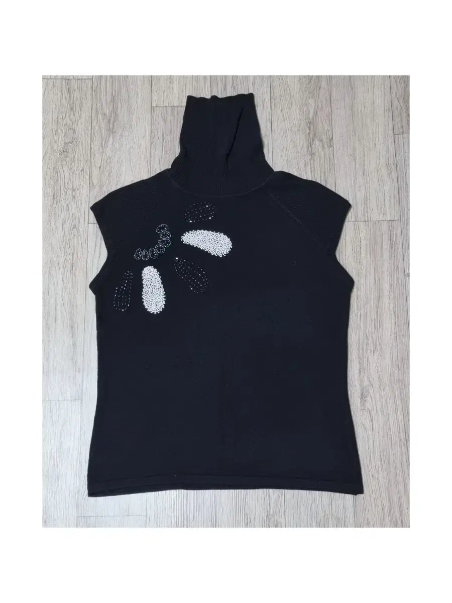 High-neck sleeveless knit