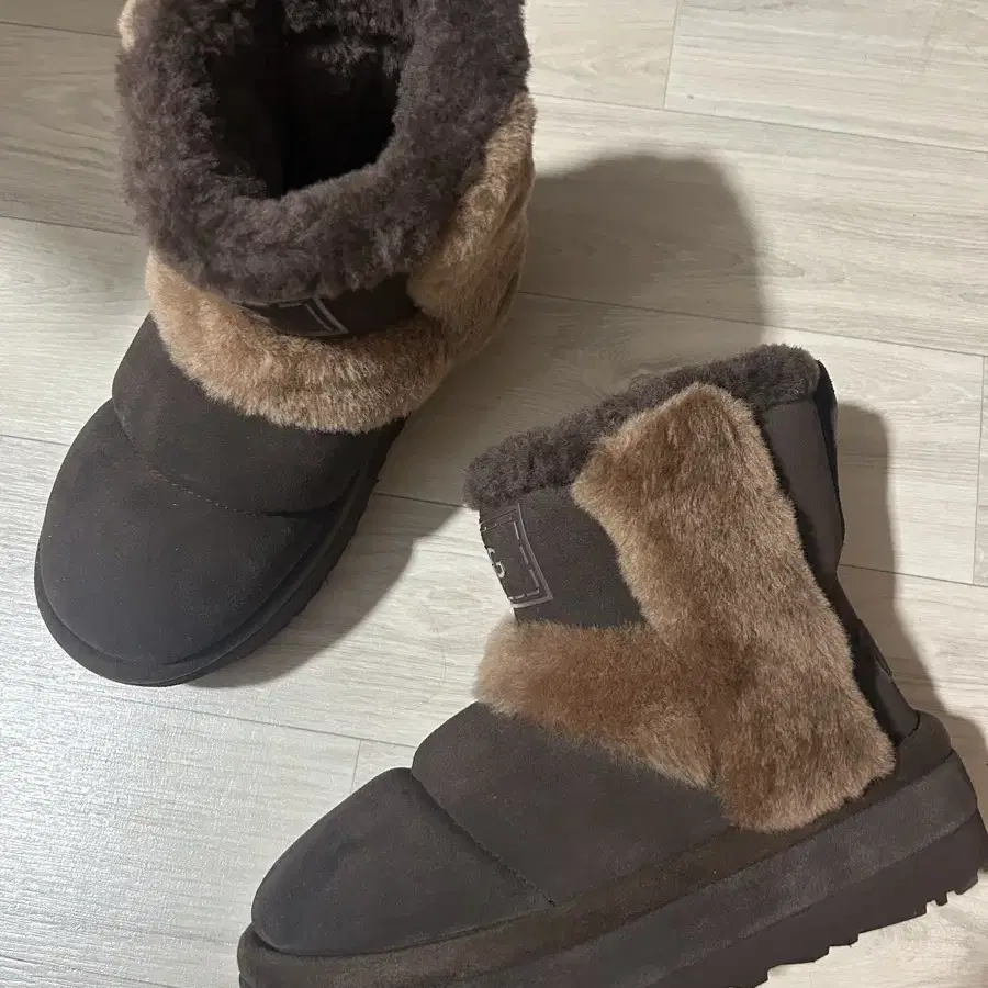 UGG 클래식 칠라픽 부츠 번트 시더 브라운