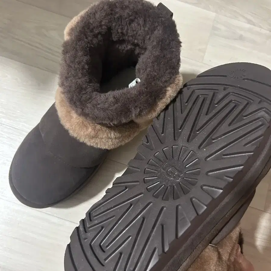 UGG 클래식 칠라픽 부츠 번트 시더 브라운