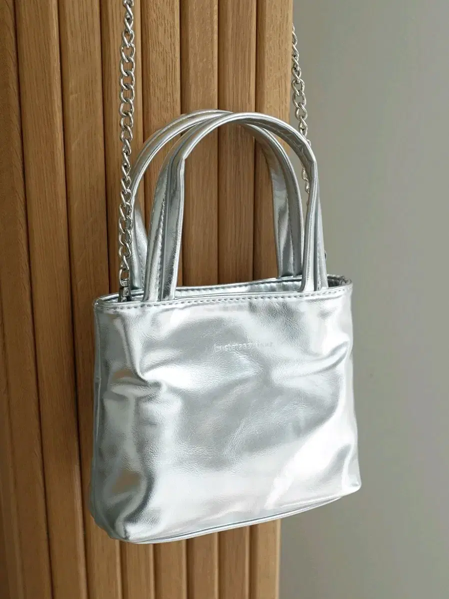 Casual look mini silver bag (with detachable chain)