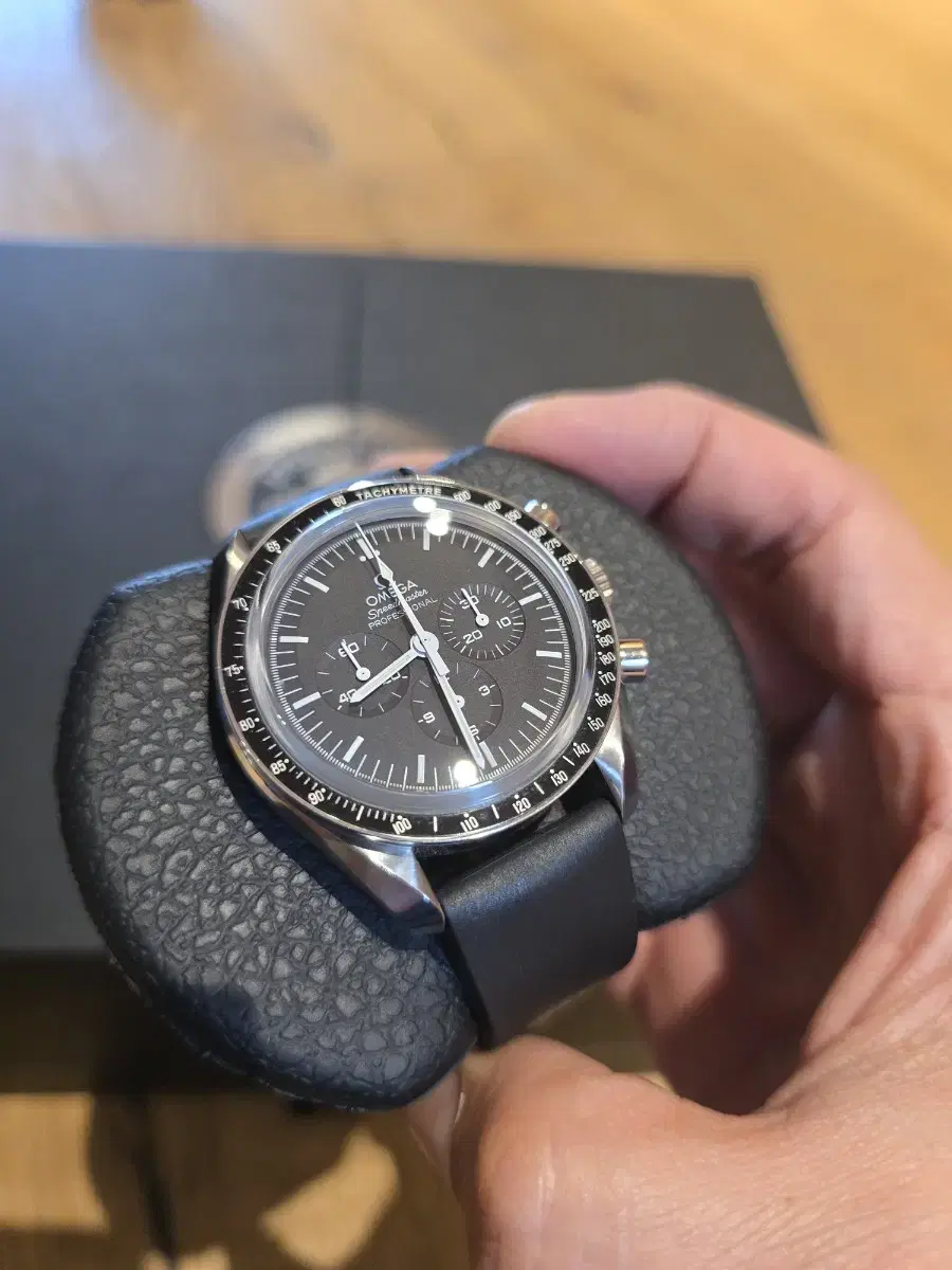 오메가 시계. Speedmaster Moonwatch.