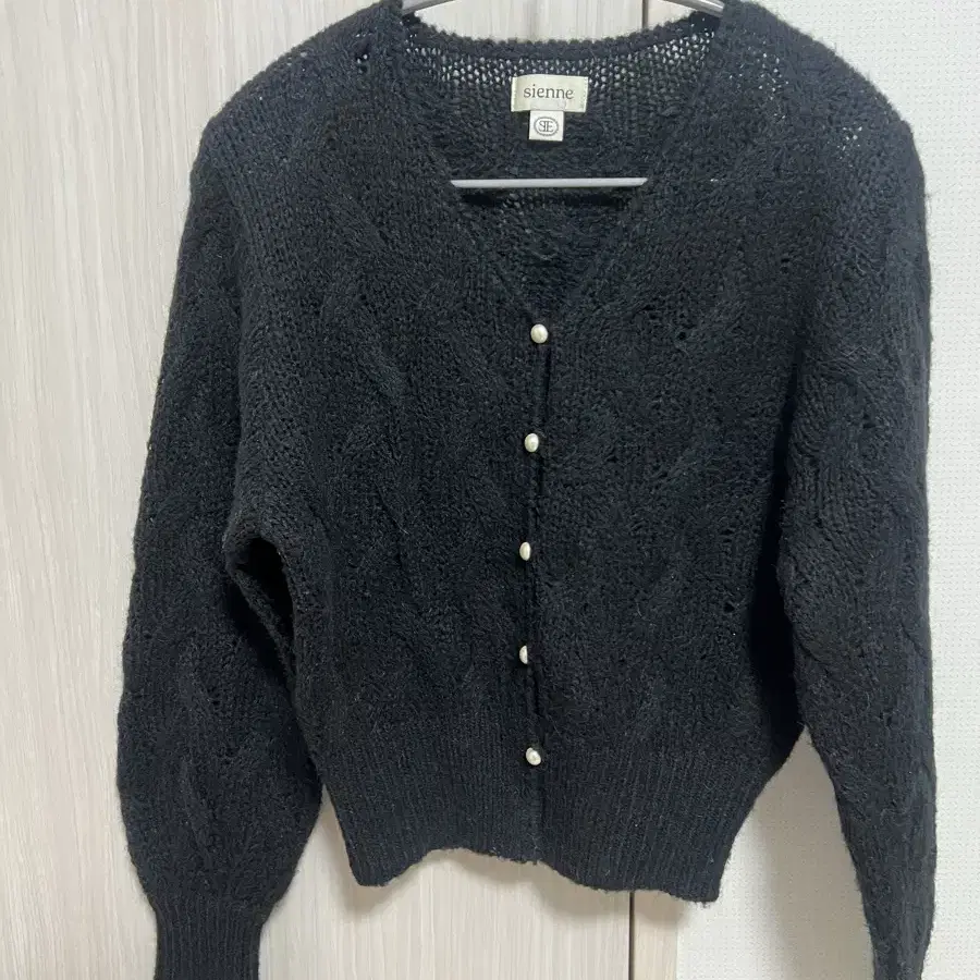 시엔느 Caroline Wool Cardigan (Black)