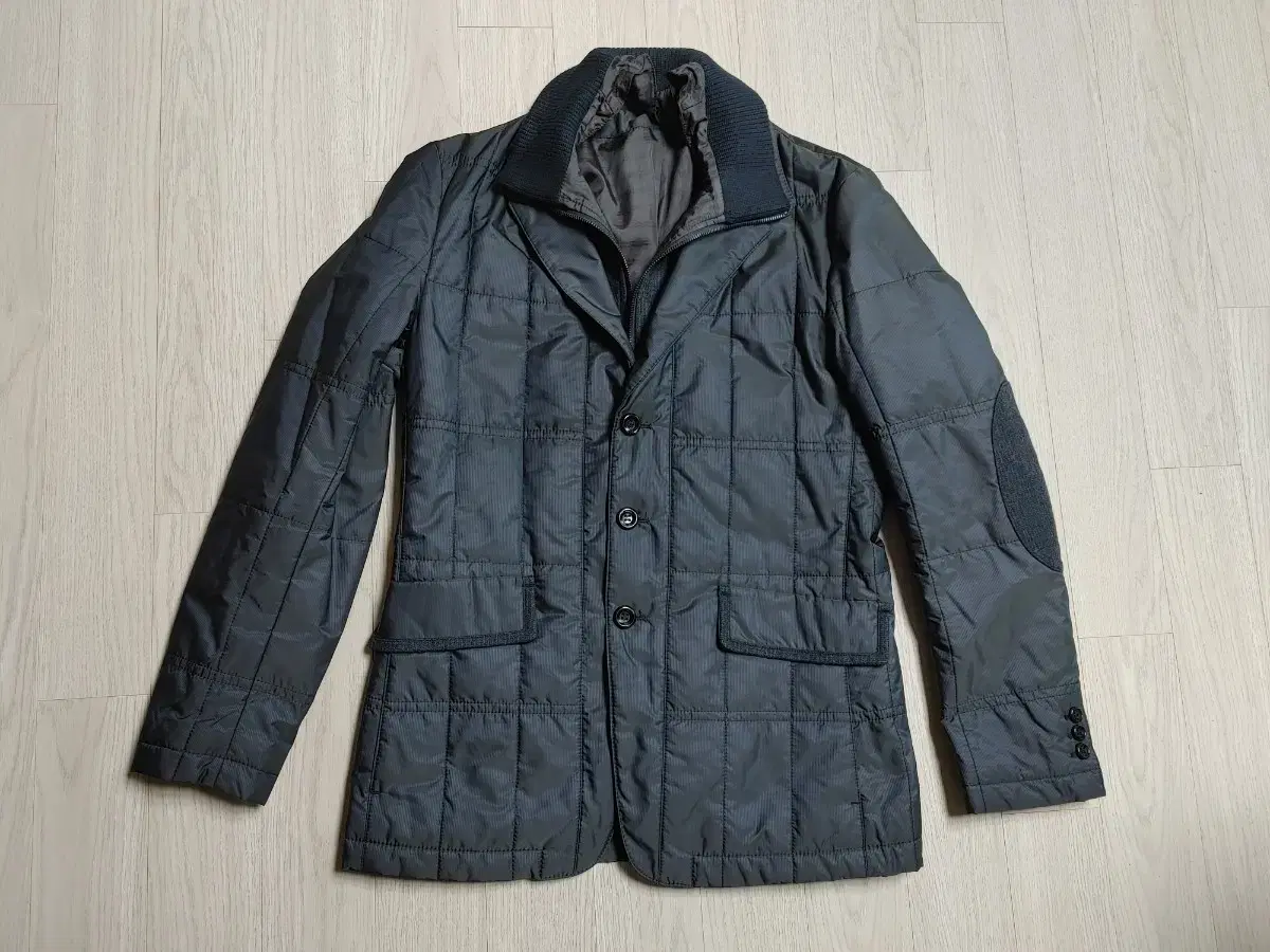 Summary) Mike Dier's padded jacket