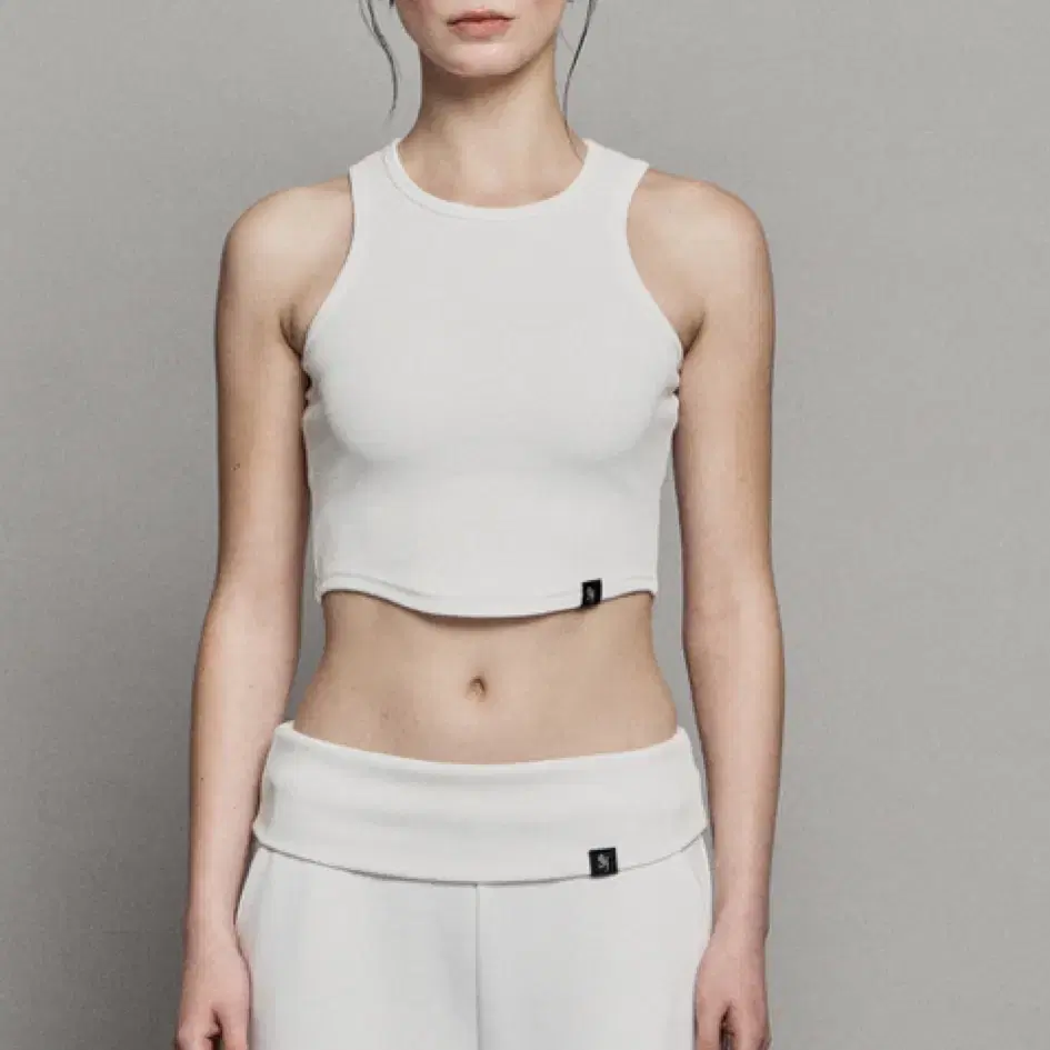 시너진 PLAIN RIB SLEEVELESS CROP TOP WHITE