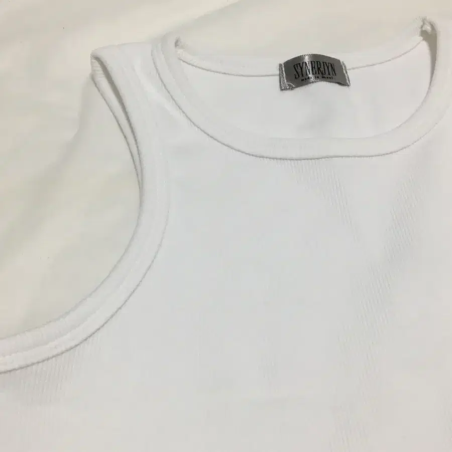 시너진 PLAIN RIB SLEEVELESS CROP TOP WHITE