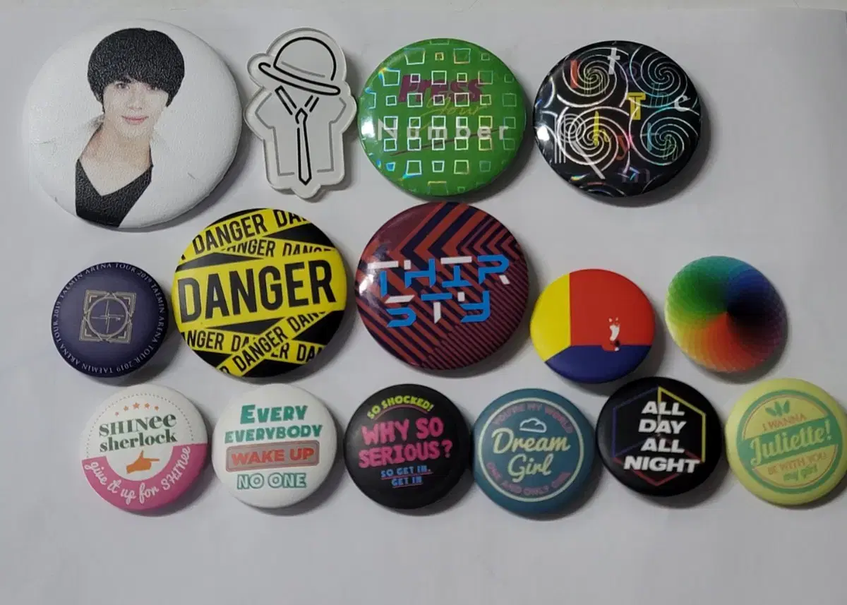 Shinee pin badge button badge clothespin badge (same price)