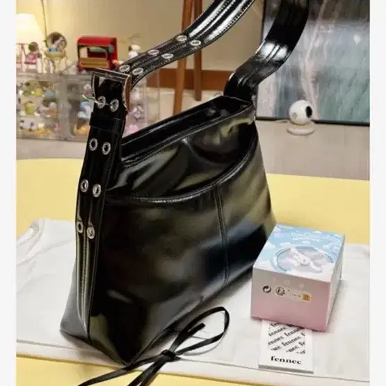 페넥 가방 MAXI BUCKLE BAG 보부상 시즈니룩