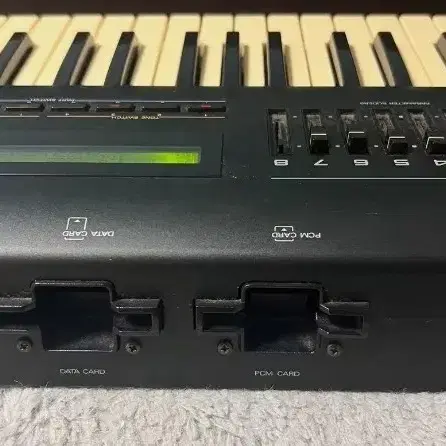 Roland JV-80 신디사이저 건반