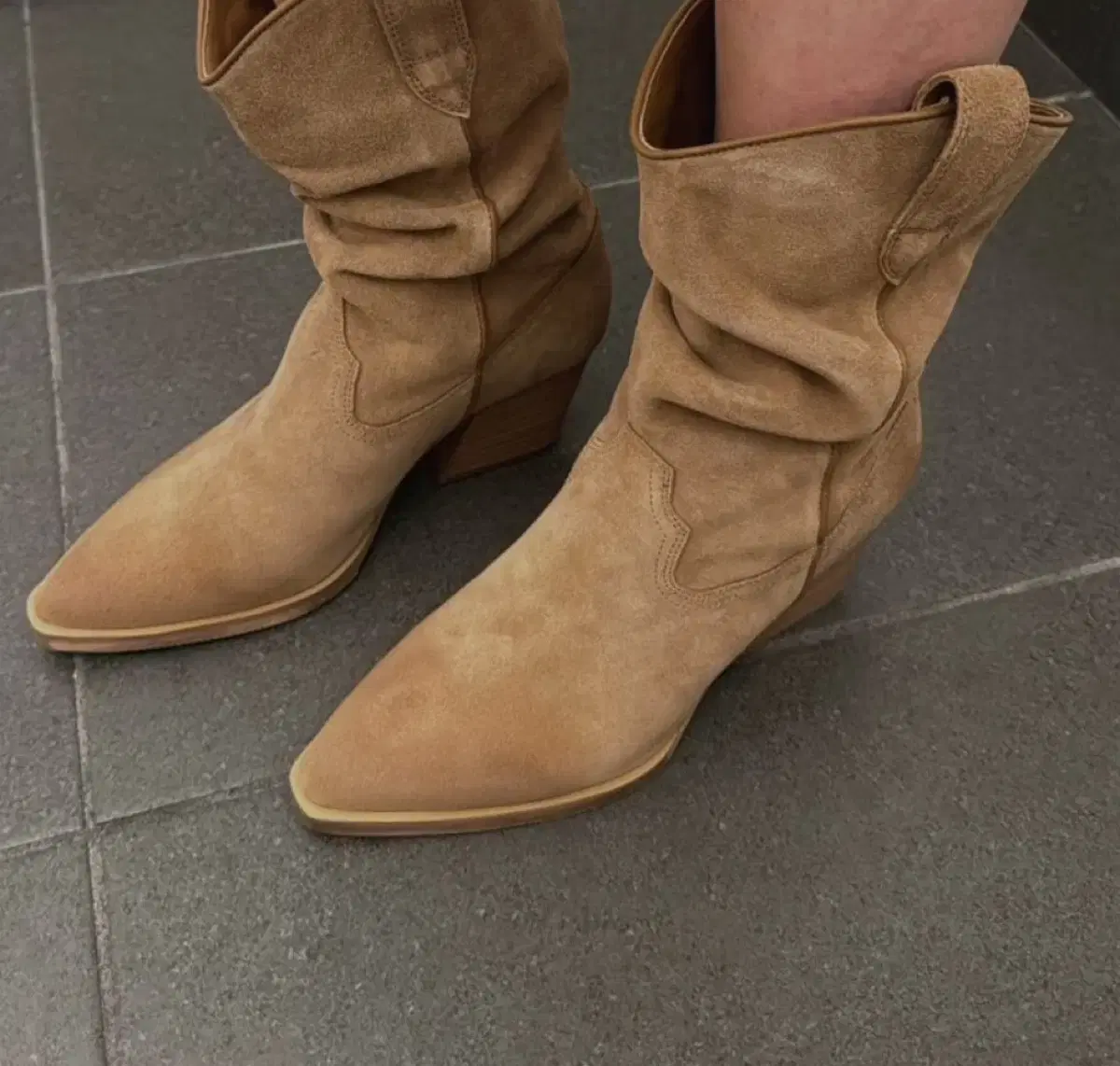 Suede-Angle Boots 250