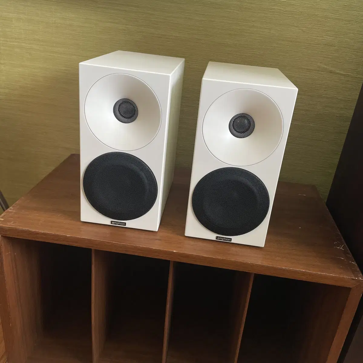 앰피온 헬륨410 북셀프  스피커 amphion helium 410