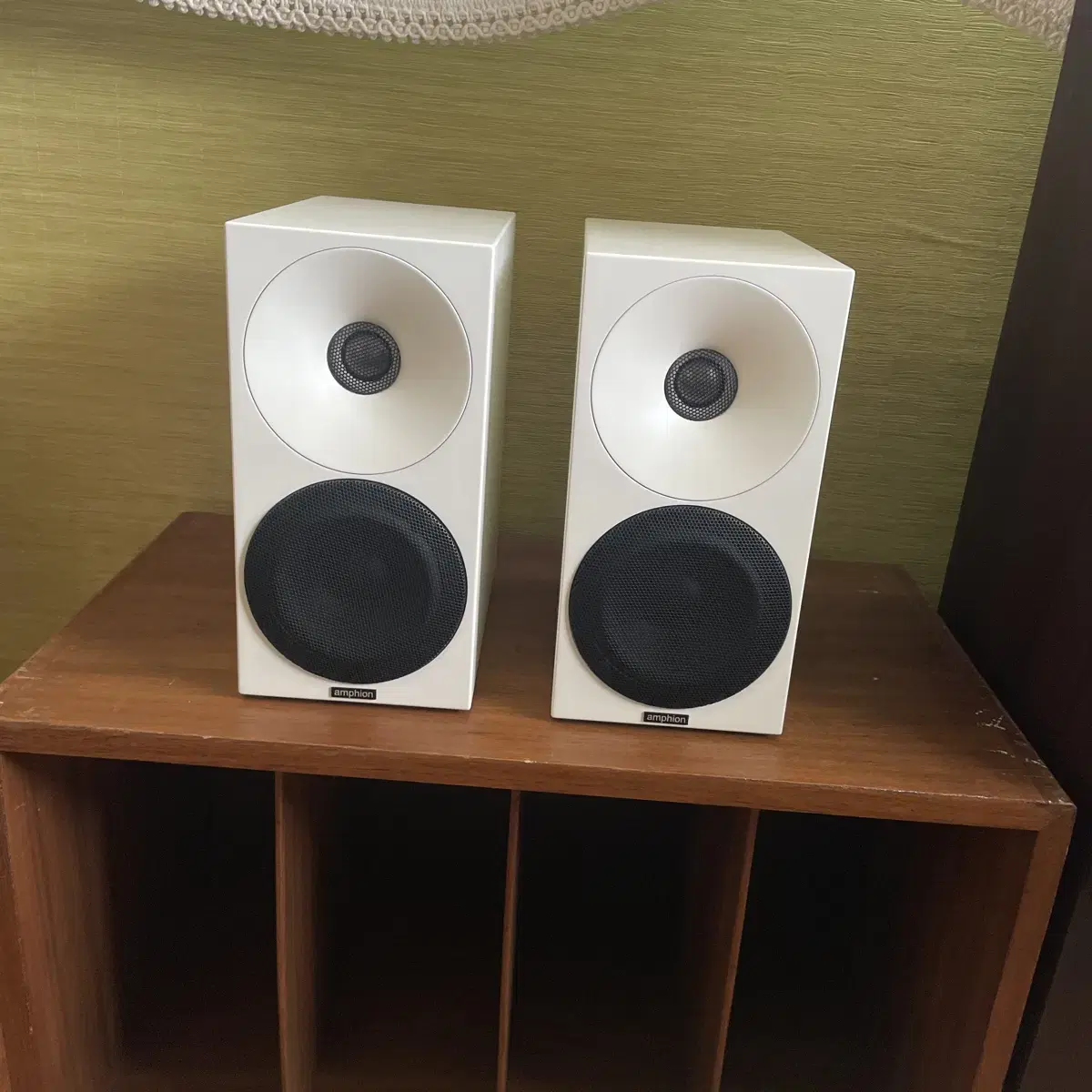 앰피온 헬륨410 북셀프  스피커 amphion helium 410