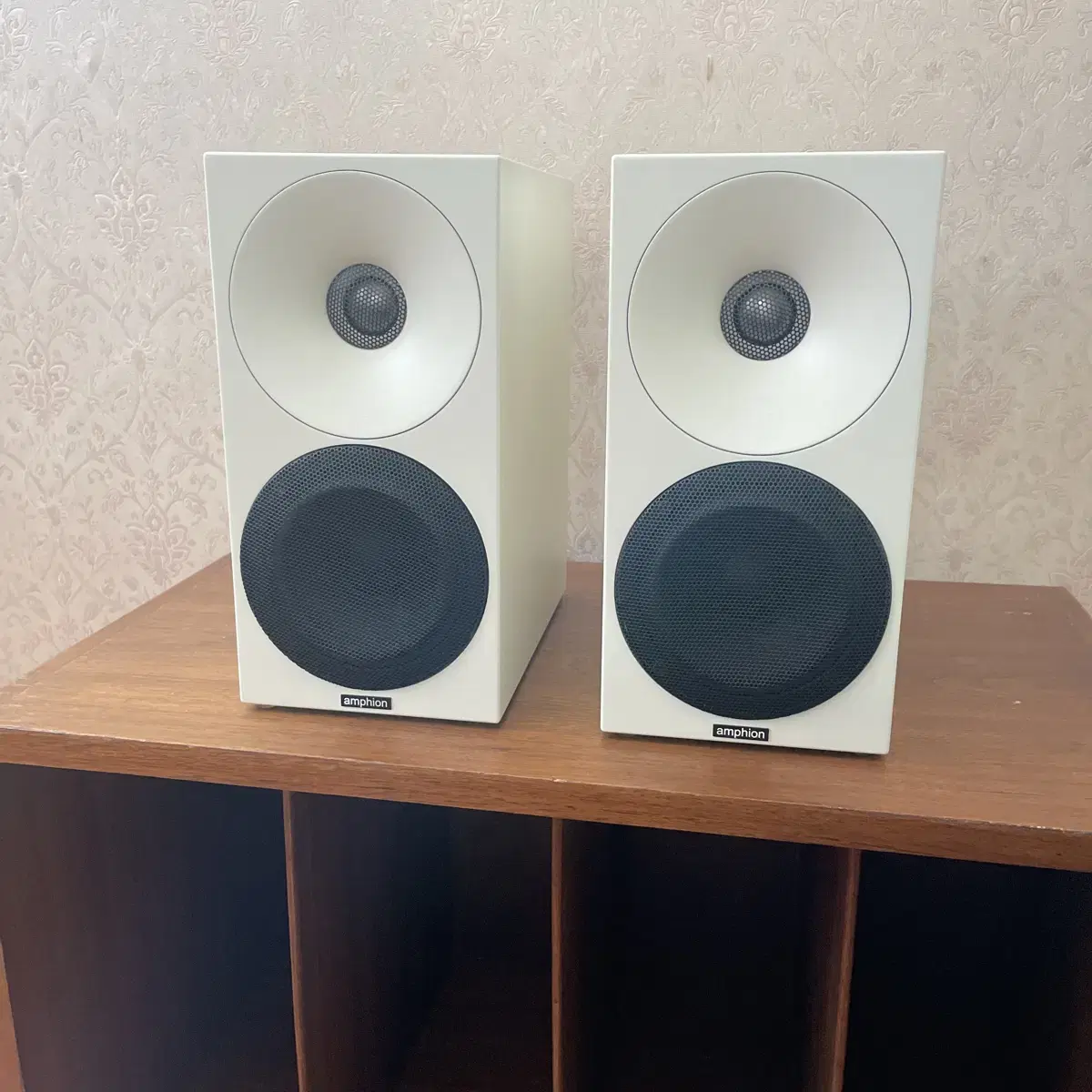 앰피온 헬륨410 북셀프  스피커 amphion helium 410