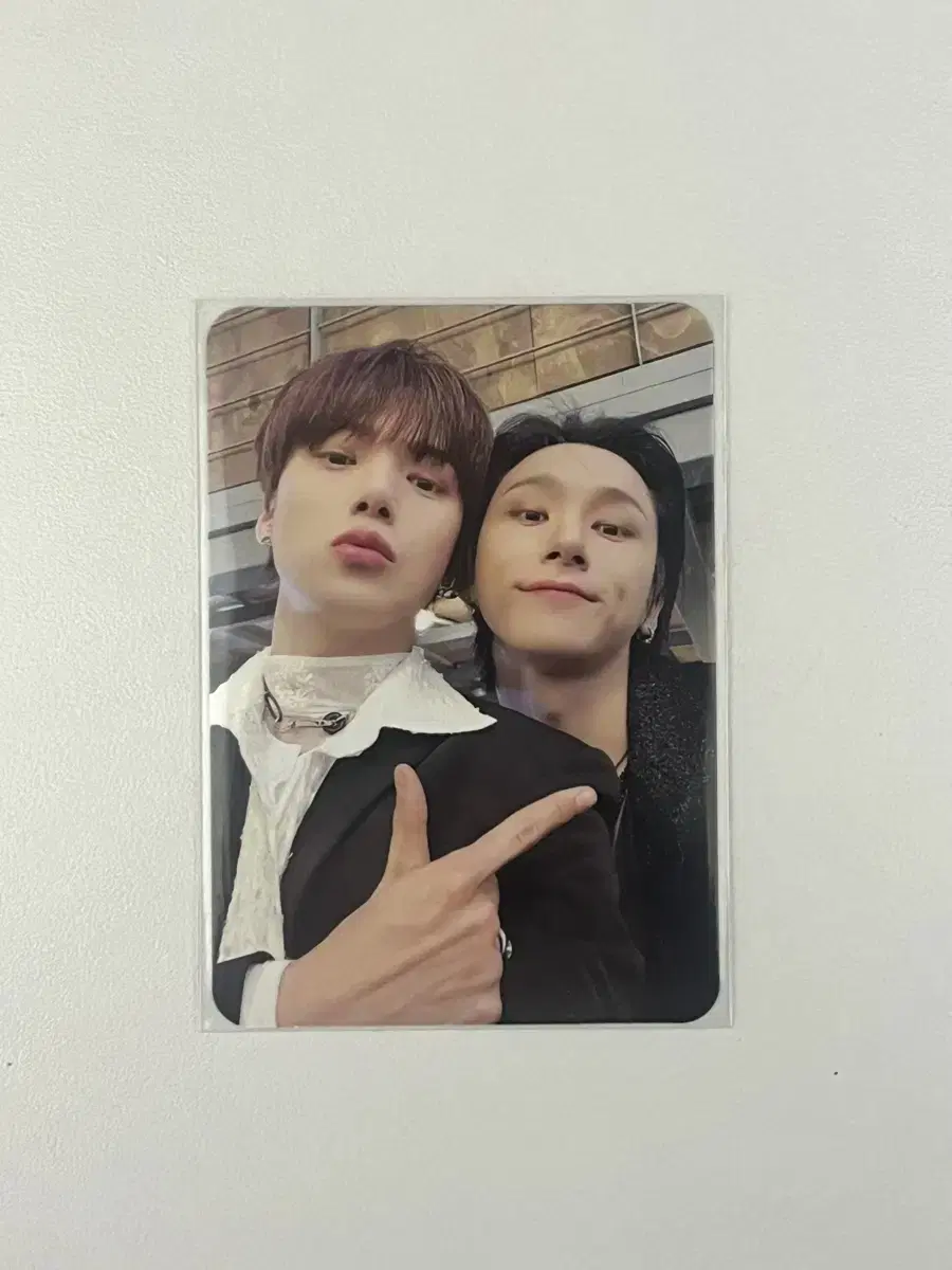 minhyuk, the love unit for Monsta X, is selling photocard sets.