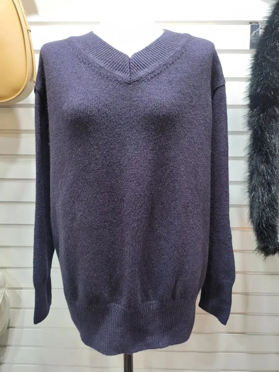 V-neck wool knit tee