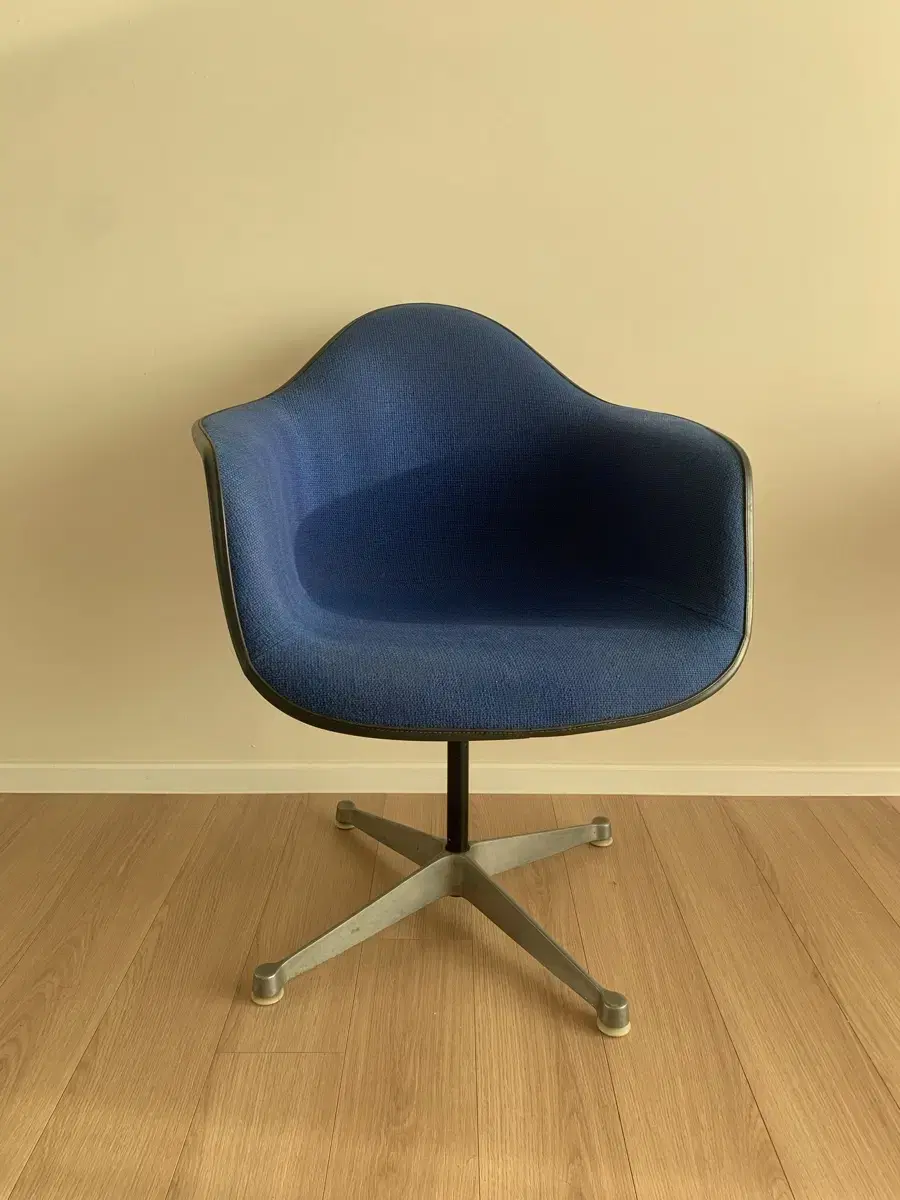 허먼밀러 Herman Miller 임스 체어 (알렉산더 지라드 패브릭)