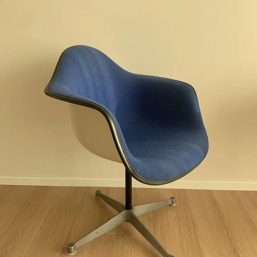 허먼밀러 Herman Miller 임스 체어 (알렉산더 지라드 패브릭)