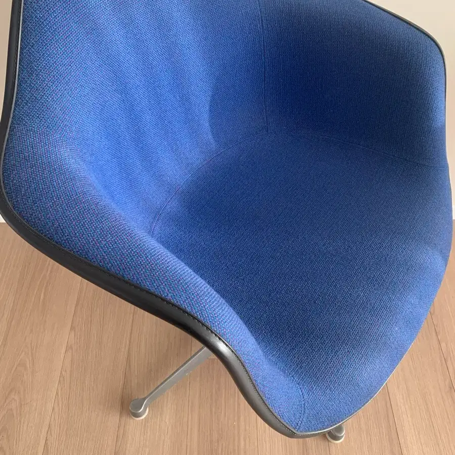 허먼밀러 Herman Miller 임스 체어 (알렉산더 지라드 패브릭)