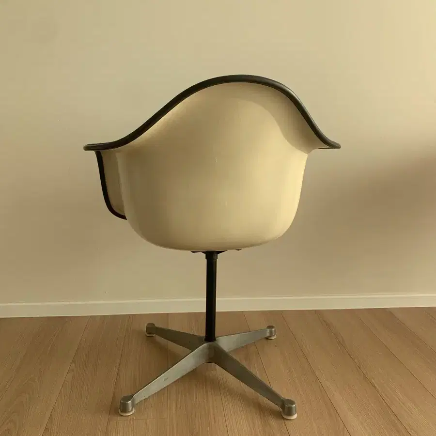 허먼밀러 Herman Miller 임스 체어 (알렉산더 지라드 패브릭)