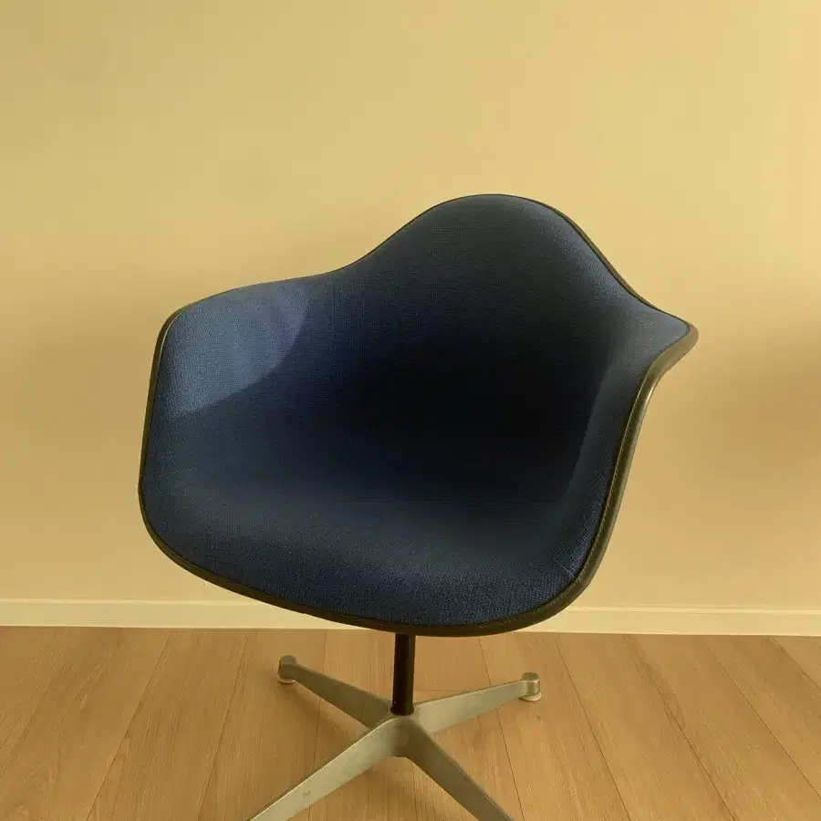 허먼밀러 Herman Miller 임스 체어 (알렉산더 지라드 패브릭)